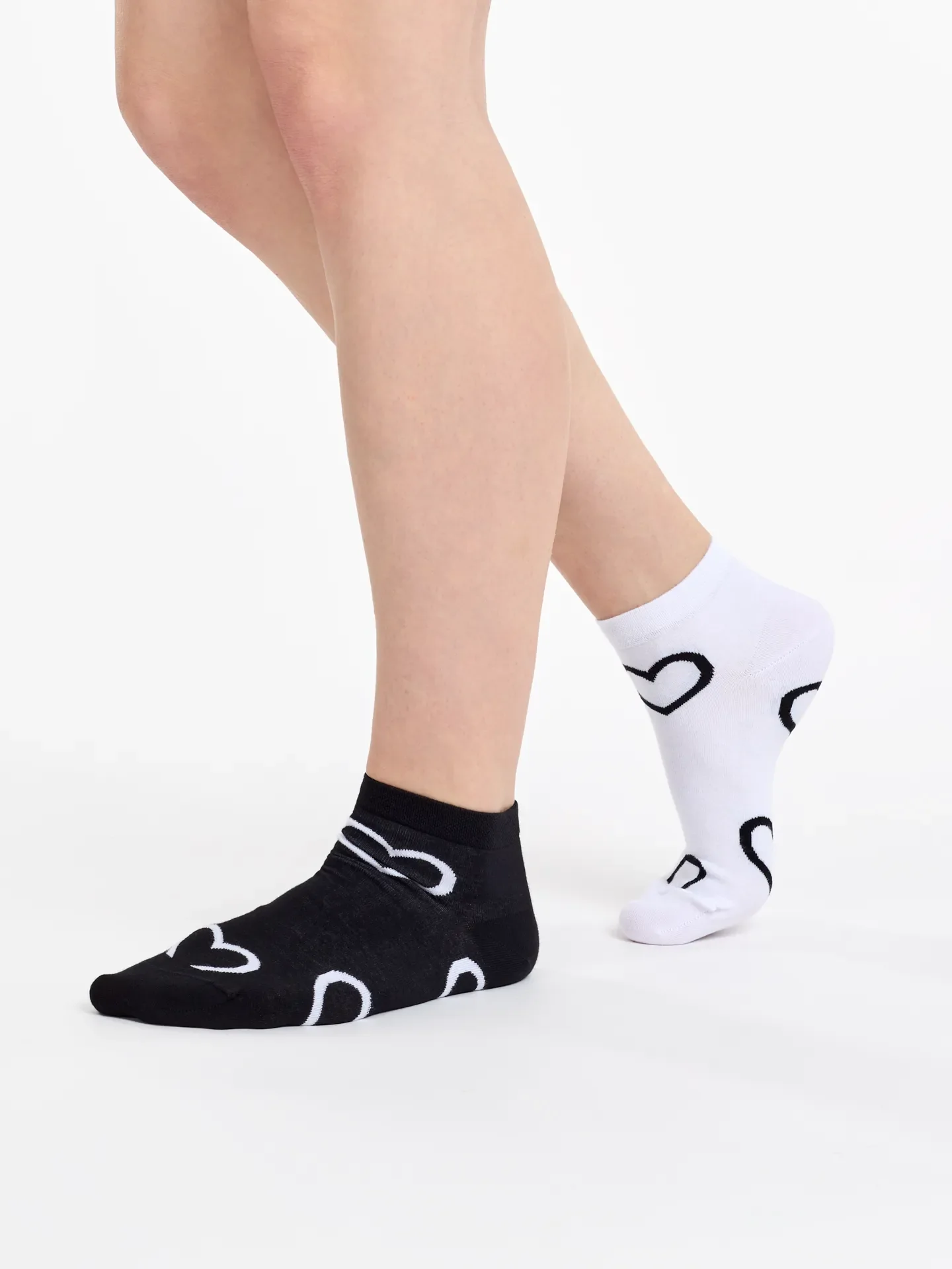 Lustige Knöchelsocken Schwarze und weiße Herzen - Image 2
