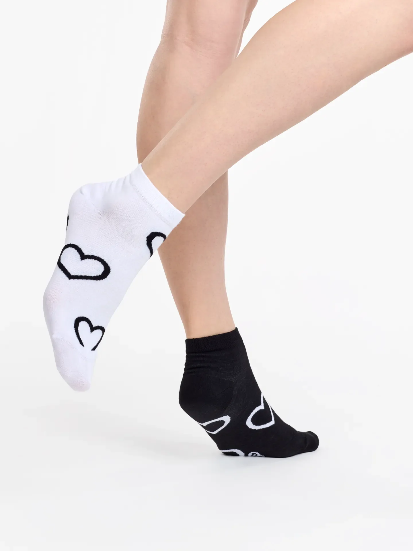 Lustige Knöchelsocken Schwarze und weiße Herzen - Image 3