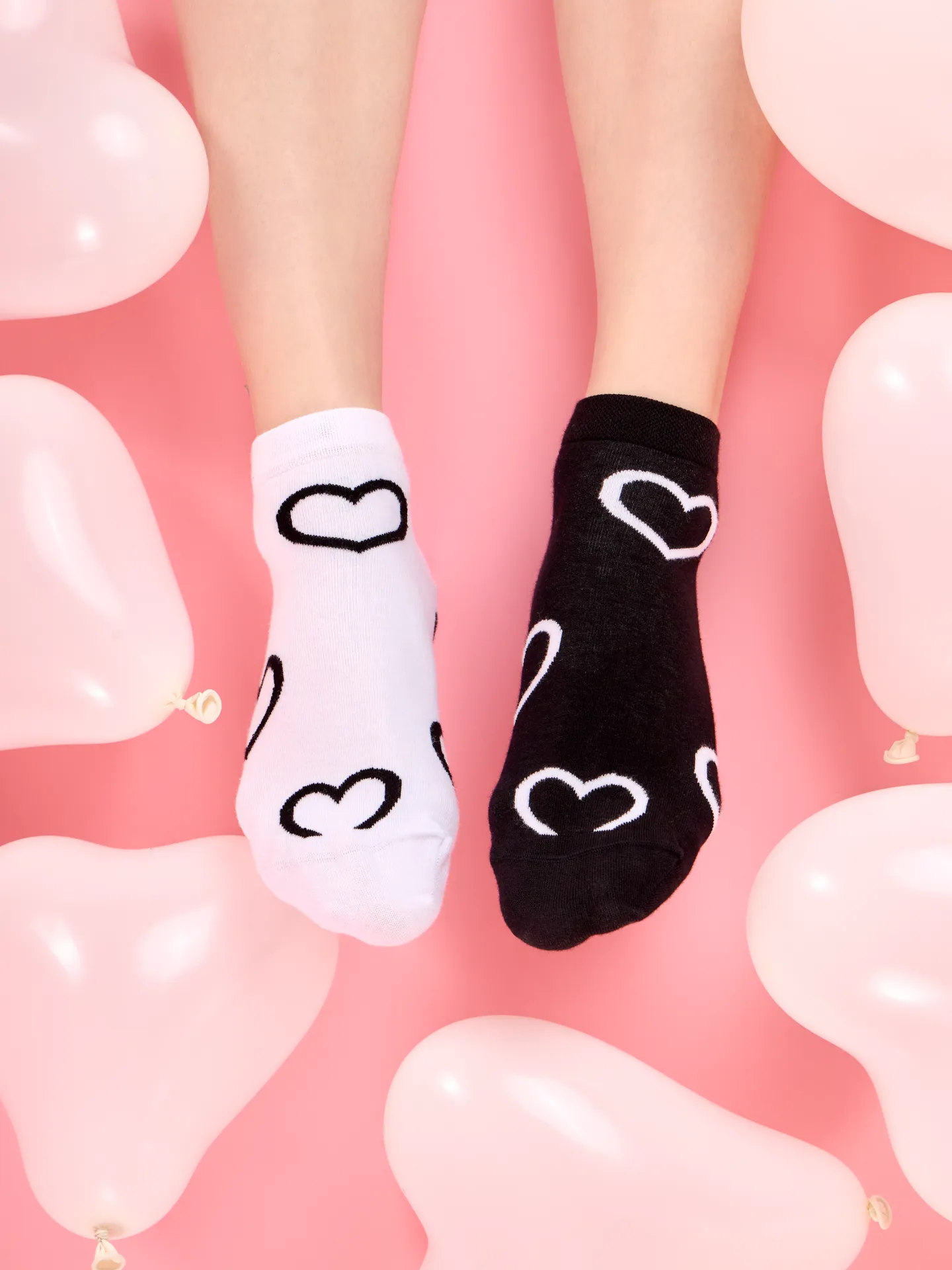 Lustige Knöchelsocken Schwarze und weiße Herzen - Image 4