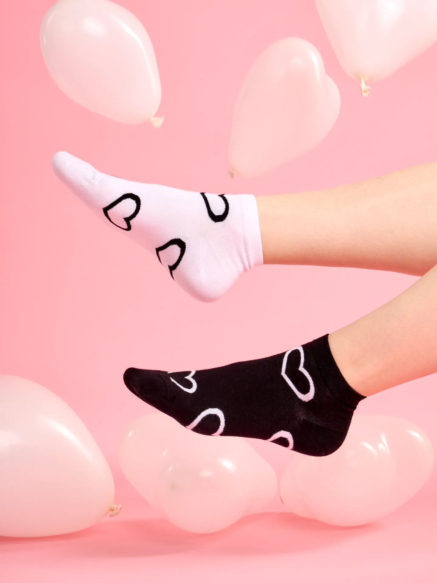 Lustige Knöchelsocken Schwarze und weiße Herzen - Image 5