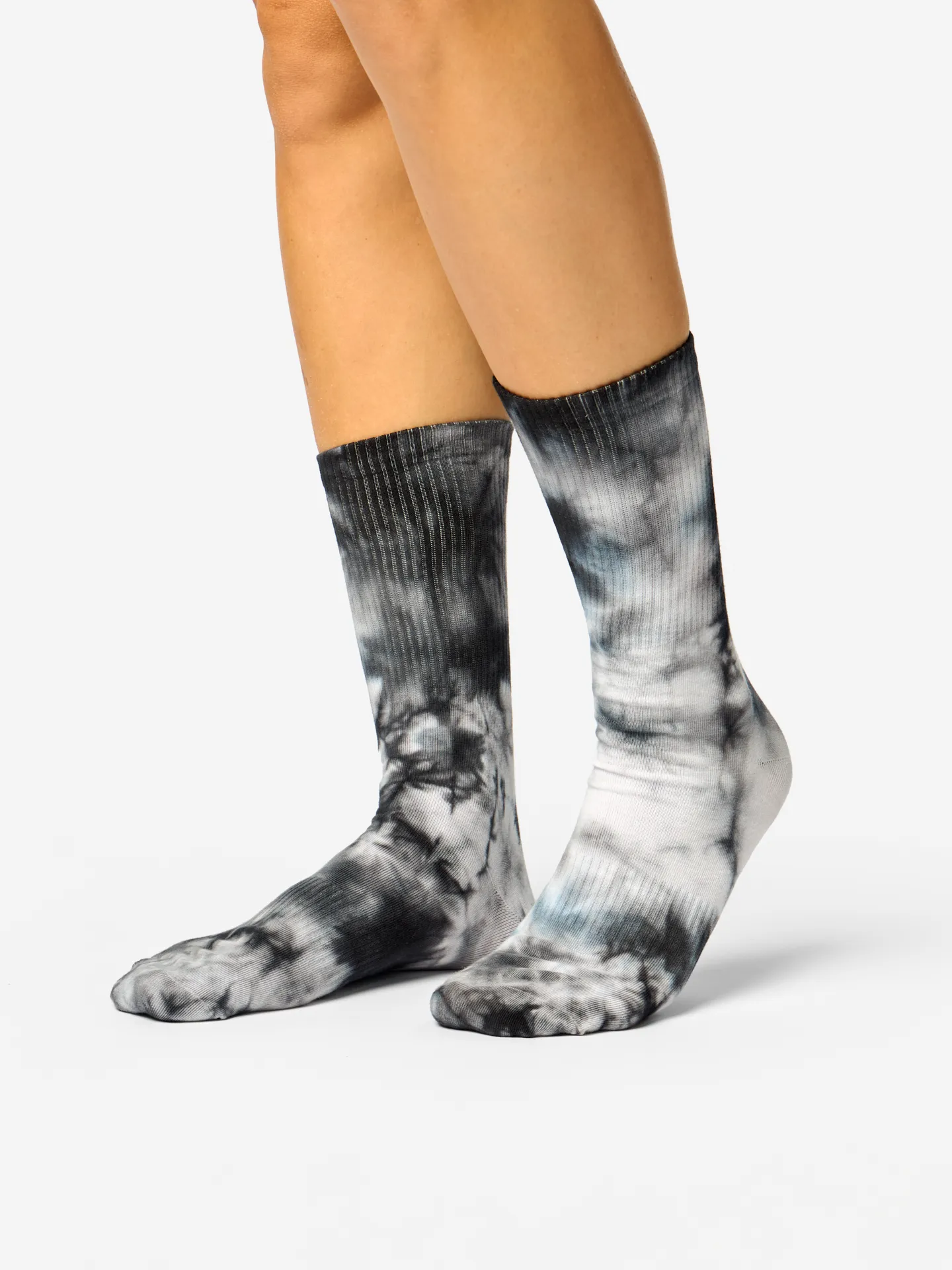 Schwarze gerippte Socken mit Tie-Dye-Effekt - Image 2