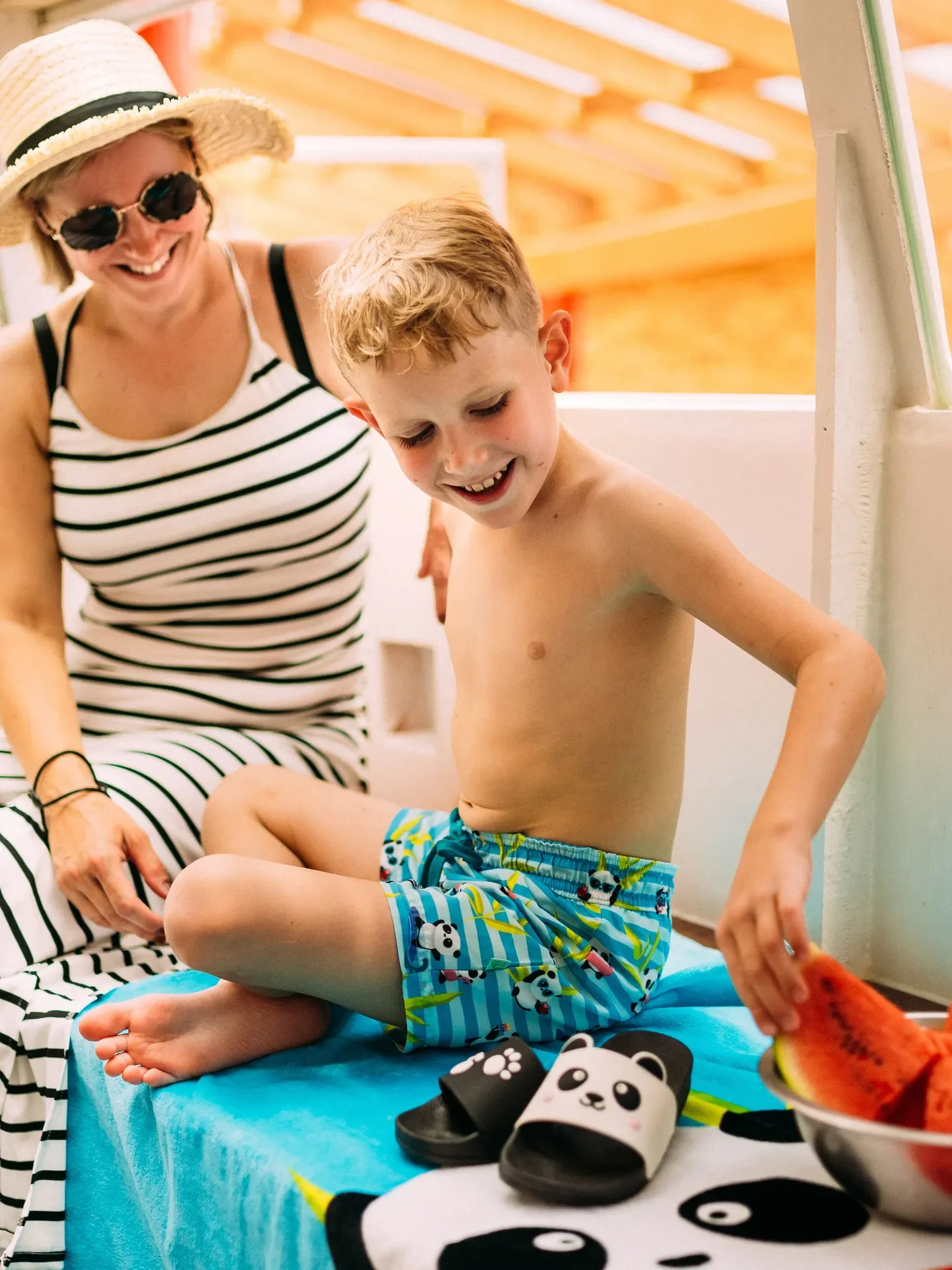 Lustige Badeshorts für Jungen Panda im Urlaub - Image 5