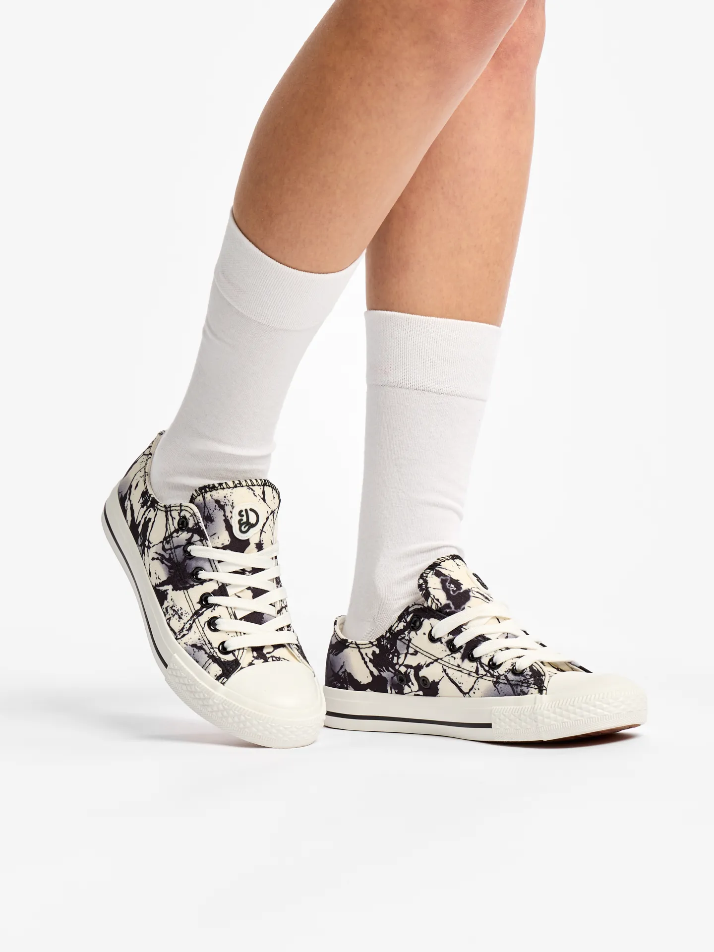 Lustige Canvas-Schuhe Schwarze und weiße Flecken - Image 6