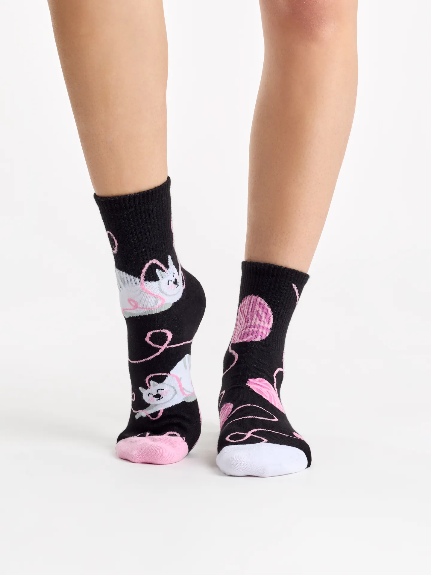 Lustige Crewsocken Katze und Ball - Image 2