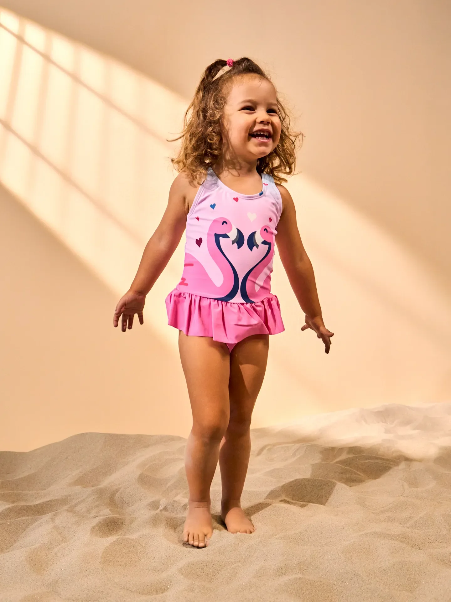 Lustiger Badeanzug für Mädchen Flamingos und Herzen - Image 3