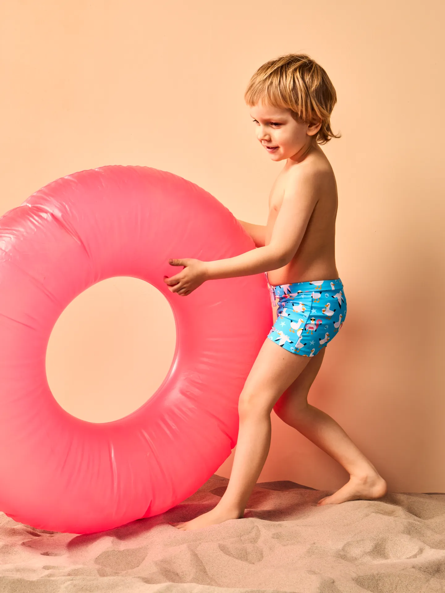 Lustige elastische Badeshorts für Kinder Möwe im Urlaub - Image 4