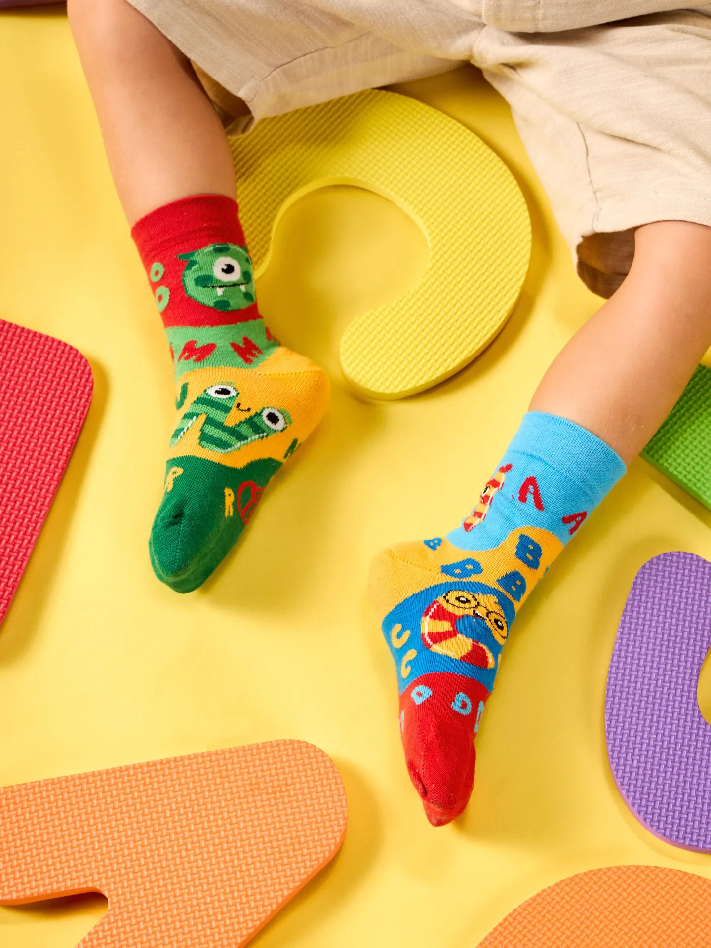 Lustige Kindersocken Erste Buchstaben - Image 2