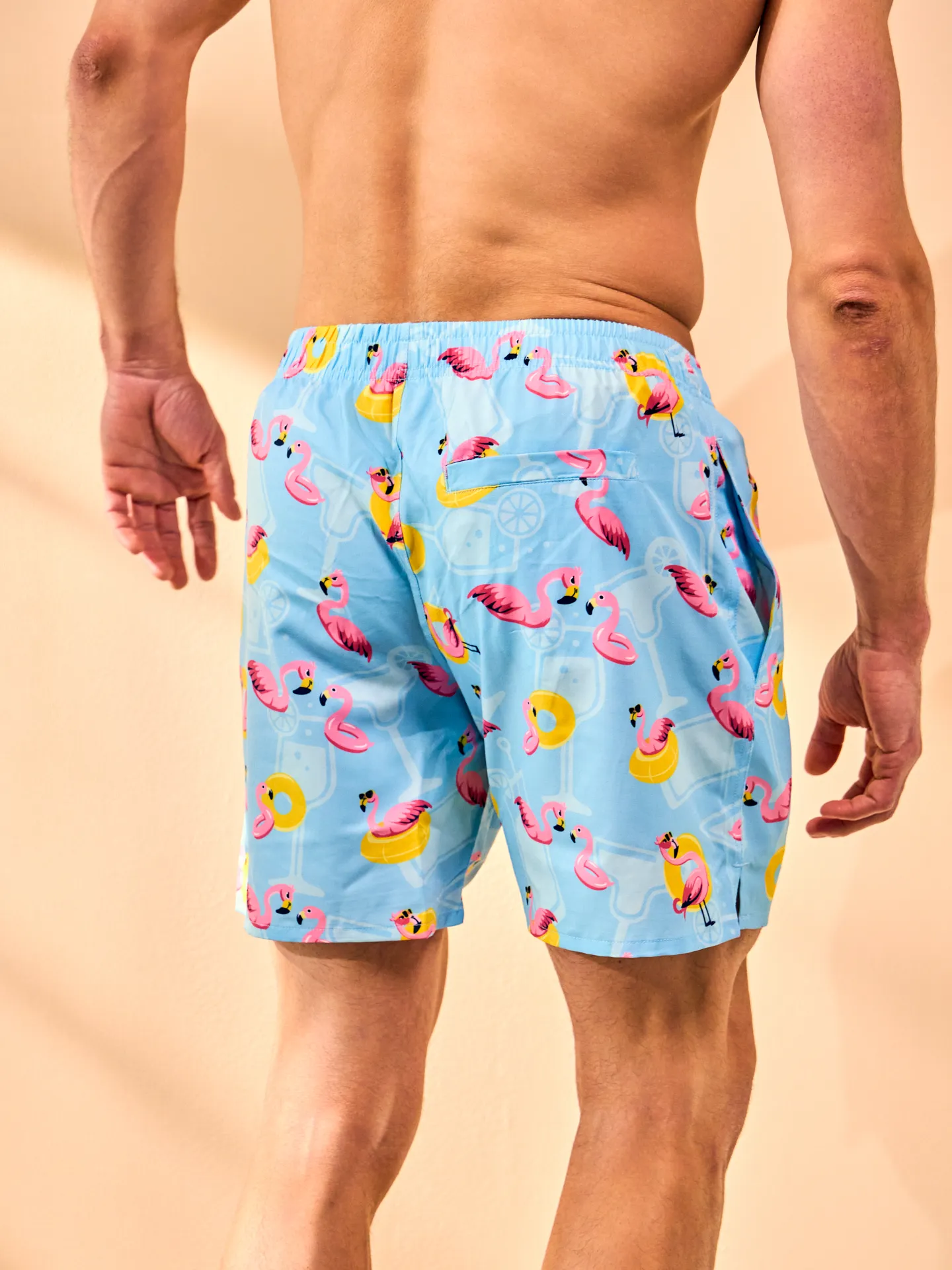 Lustige Badeshorts für Männer Flamingo im Urlaub - Image 3