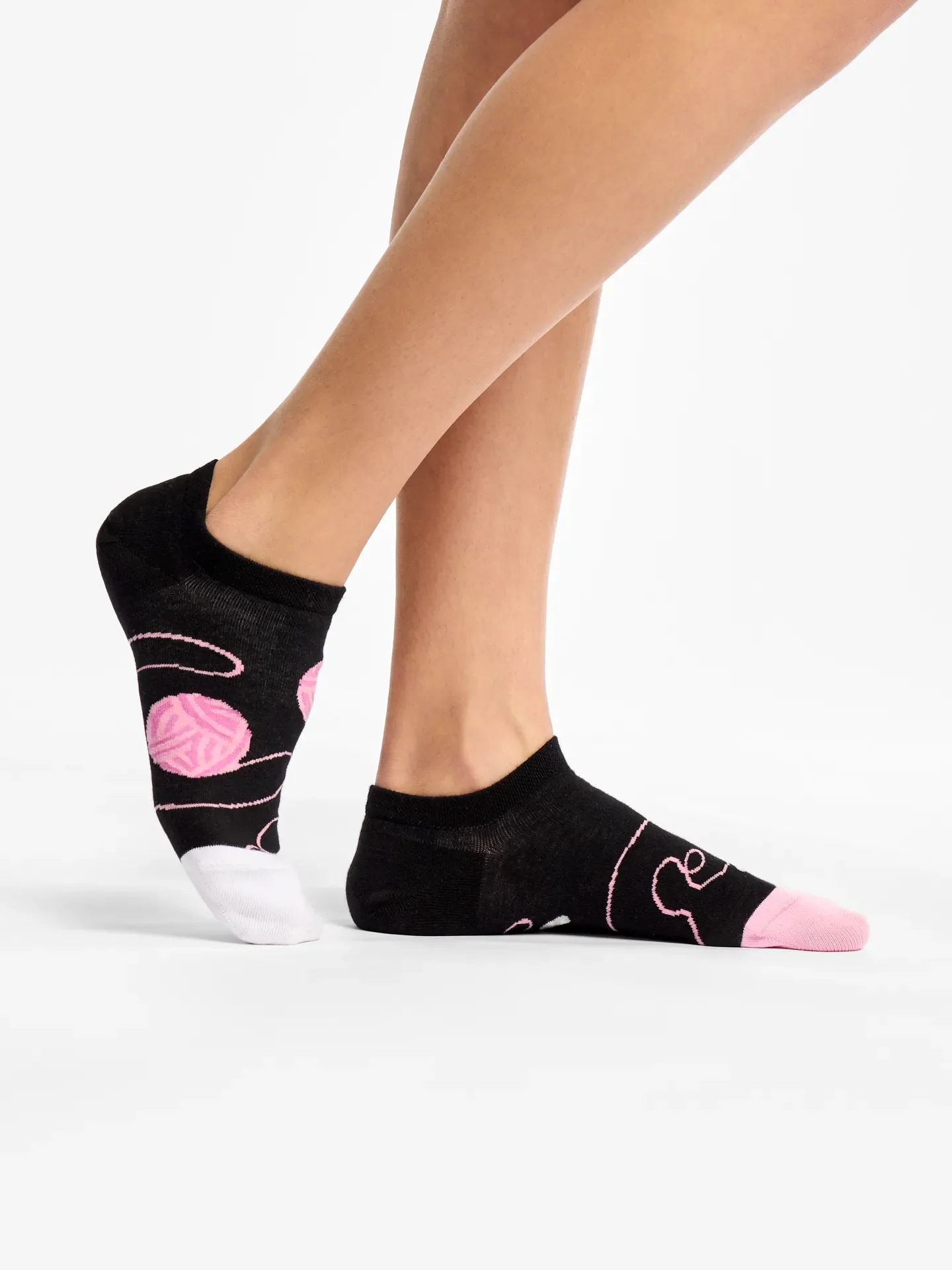 Lustige Sneakersocken Katze und Ball - Image 3