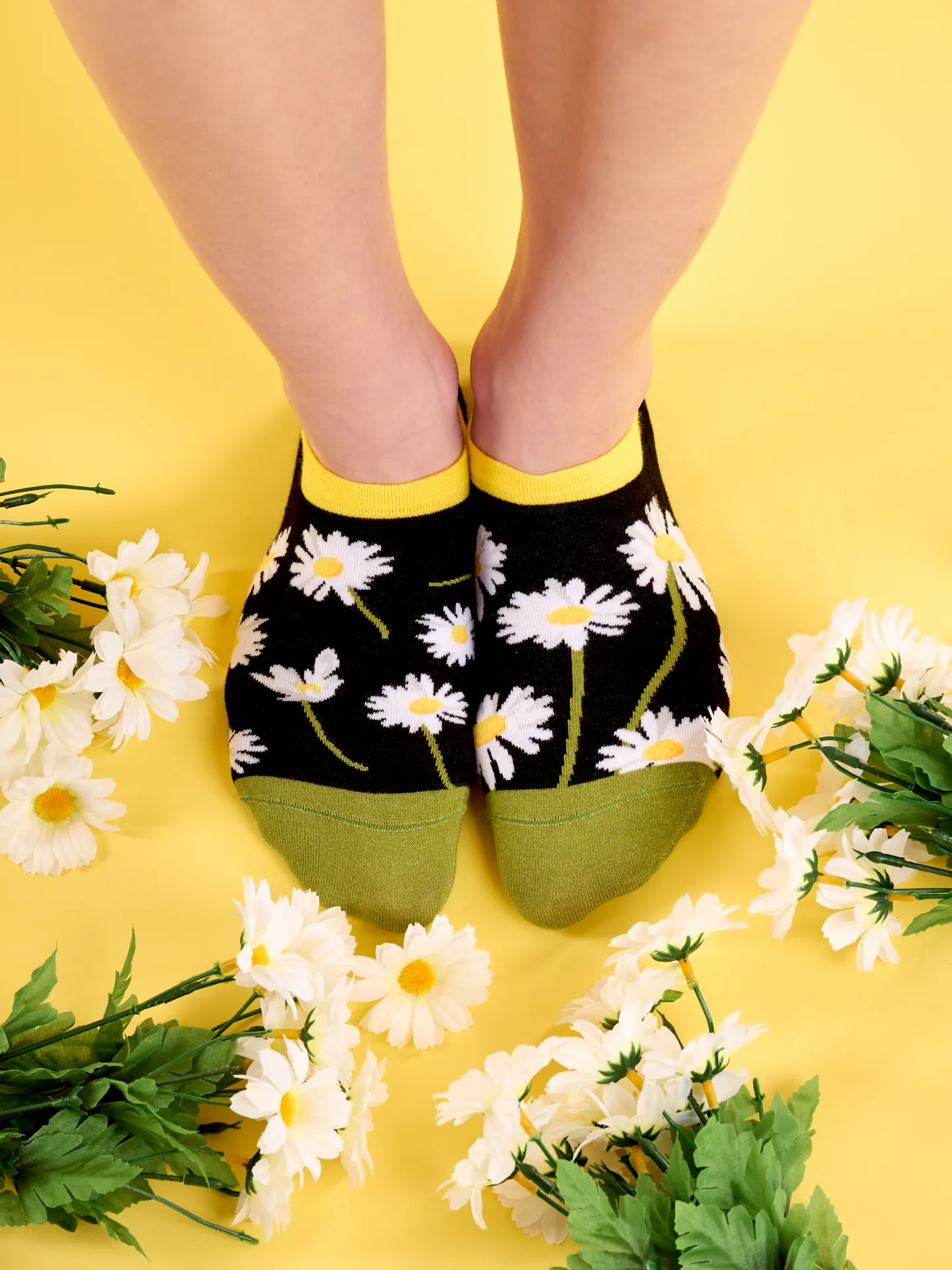 Lustige Sneakersocken Gänseblümchen in der Nacht - Image 5